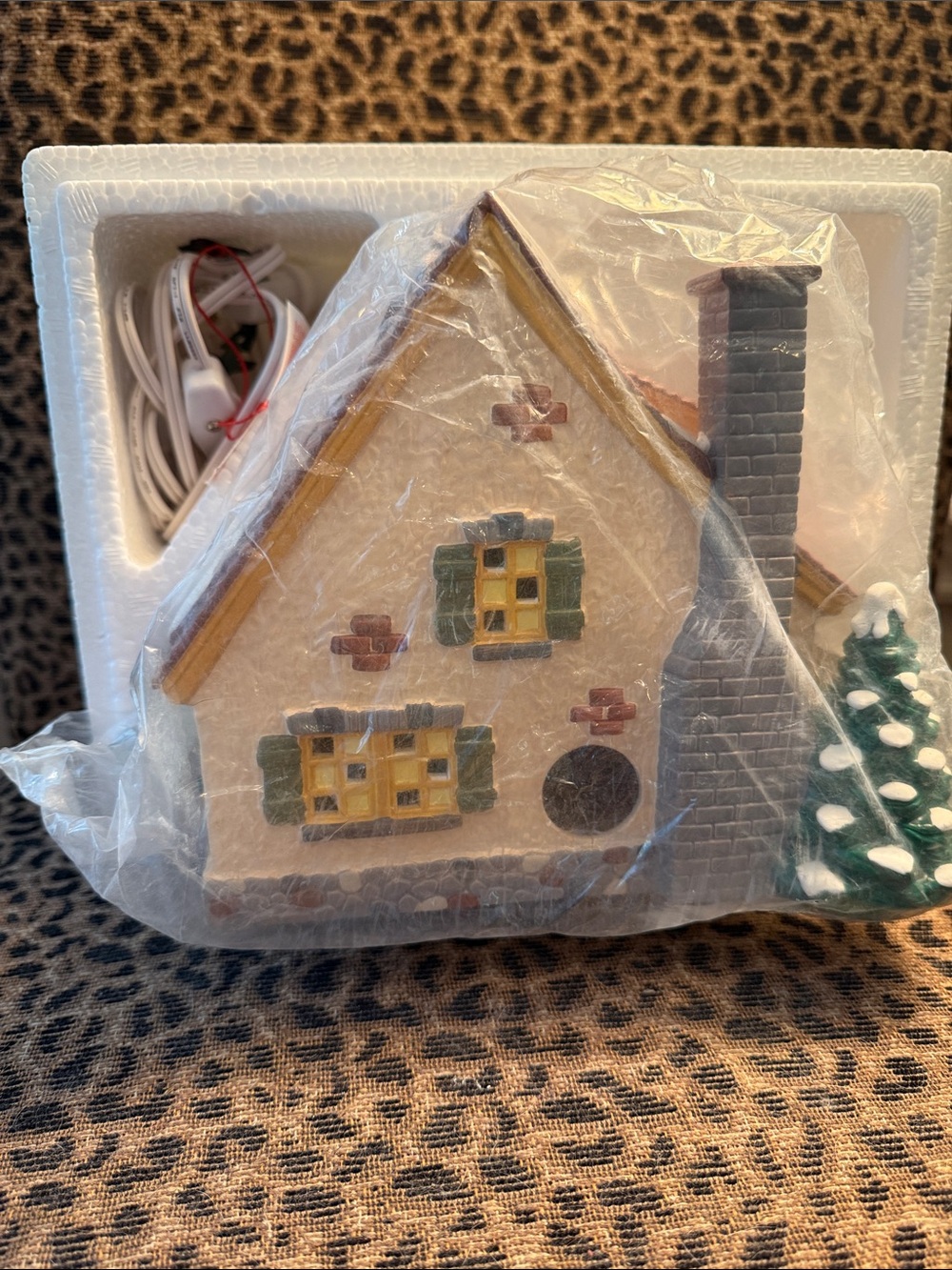 (Retired) Dept 56 Original Snow Village.Carmel Cottage. With Cord, Light and Box - Picture 12 of 12